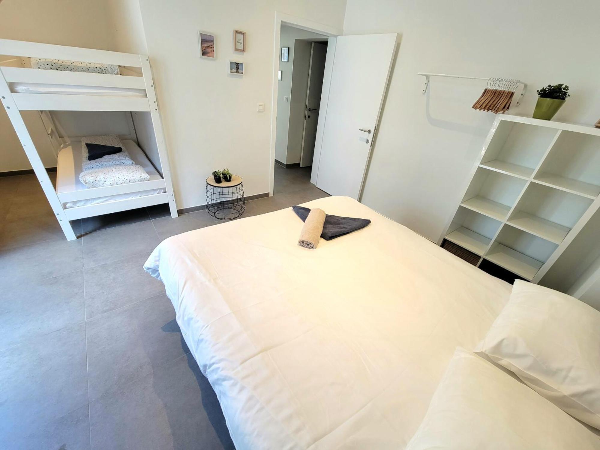 Family On The Ground Floor With Terrace - Panne A Cote *